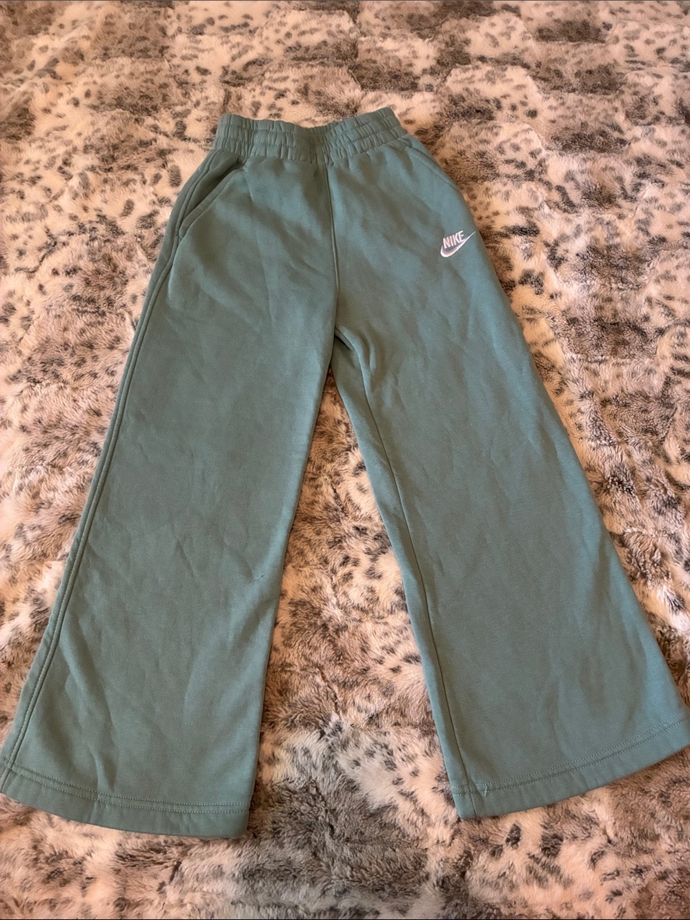 Nike Kids Sage Green Wide-Leg Fleece Joggers S